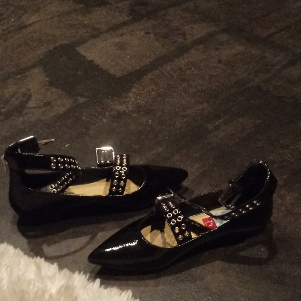 Cute patten leather strappy shoes